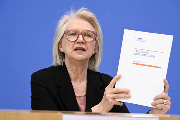 ABB BPK-GUTACHTEN - Prof. Prof. Dr. Dr. h.c. Monika Schnitzer, Vorsitzende Bericht zum Thema Vorstellung des Fruehjahrsgutachten 2026-Sachverstaendigenrat zur Begutachtung der gesamtwirtschaftlichen Entwicklung auf der BPK Bundespressekonferenz in Berlin am 27.05.2026 Berlin Deutschland