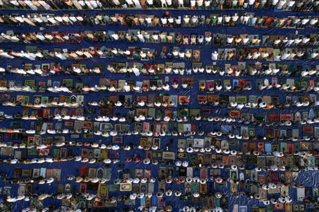 (260527) -- JAKARTA, May 27, 2026 -- An aerial drone photo taken on May 27, 2026 shows people performing Eid al-Adha prayers in Jakarta, Indonesia. ) INDONESIA-JAKARTA-EID AL-ADHA-PRAYER VerixSanovri 