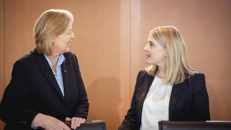 (L-R) Verena Hubertz (SPD), Bundesministerin fuer Wohnen, Stadtentwicklung und Bauwesen, und Baerbel Bas (SPD), Bundesministerin fuer Arbeit und Soziales, aufgenommen im Rahmen einer Kabinettssitzung in Berlin, 27.05.2026. Berlin Deutschland Copyright: xJulianexSonntagx