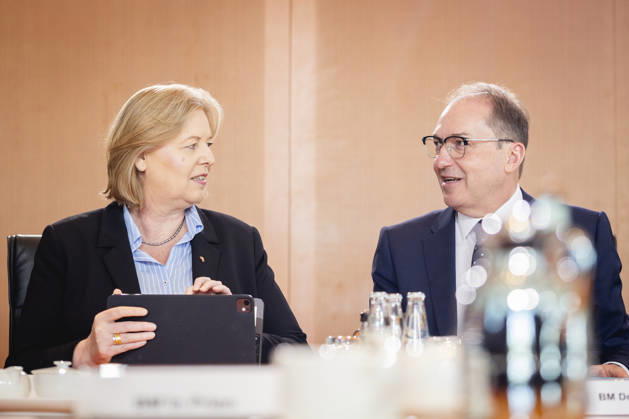 (L-R) Baerbel Bas (SPD), Bundesministerin fuer Arbeit und Soziales, und Alexander Dobrindt (CSU), Bundesminister des Innern, aufgenommen im Rahmen einer Kabinettssitzung in Berlin, 27.05.2026. Berlin Deutschland Copyright: xJulianexSonntagx