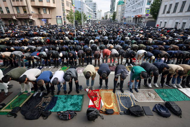 RUSSIA, MOSCOW - MAY 27, 2026: Muslims pray outside Moscow s Jumah Mosque during Eid al-Adha, the feast of the sacrifice Moscow Russia  - ZUMAt113 20260527_zaa_t113_160 Copyright: xVeronikaxZorinax