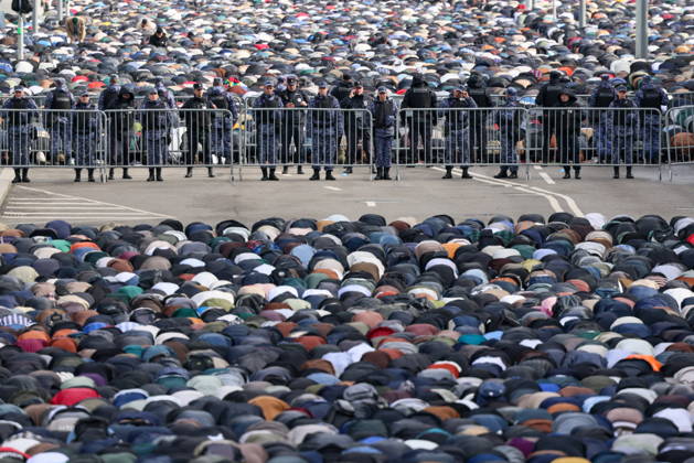 RUSSIA, MOSCOW - MAY 27, 2026: Muslims pray outside Moscow s Jumah Mosque during Eid al-Adha, the feast of the sacrifice Moscow Russia  - ZUMAt113 20260527_zaa_t113_158 Copyright: xVeronikaxZorinax