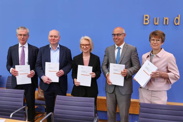 Berlin, Deutschland, 27.05.2026: Bundespressekonferenz: Vorstellung des Frühjahrsgutachten 2026 - Sachverständigenrat zur Begutachtung der gesamtwirtschaftlichen Entwicklung: L-R: Martin Werding, Achim Truger, Monika Schnitzer, Gabriel Felbermayr, Veronika Grimm Copyright: xdtsxNachrichtenagenturx dts_120841