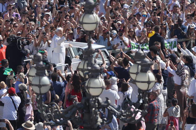 IPA85104505 - Vatican City - Italy, May 27, 2026: The pontiff s greeting to the faithful gathered in the square on the Popemobile. Pope Leo XIV presides over Wednesday General Audience in St. Peter s Square This morning thousands of faithful and pilgrims from around the world gathered in St. Peter s Square to participate in the Wednesday General Audience with Pope Leo XIV. It was a time of prayer, listening and communion that filled the square with hope, reflection and joy.  Copyright: xmarcoxiacobuccix xmarcoxiacobuccix 85104505