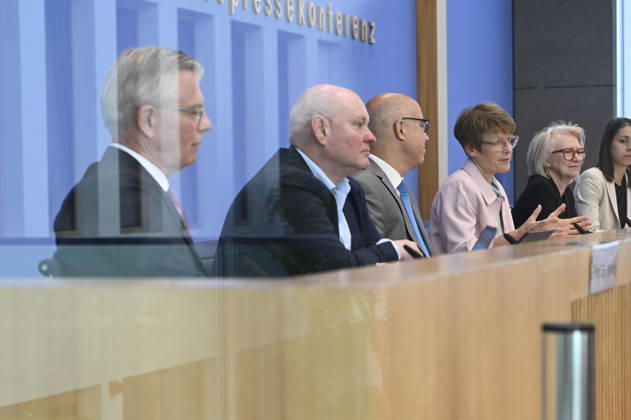 ABB BPK-GUTACHTEN - Prof. Dr. Martin Werding Prof. Dr. Achim Truger Prof. Dr. Dr. h.c. Monika Schnitzer, Vorsitzende Prof. Dr. Gabriel Felbermayr, Prof. Dr. Veronika Grimm Bericht zum Thema Vorstellung des Fruehjahrsgutachten 2026-Sachverstaendigenrat zur Begutachtung der gesamtwirtschaftlichen Entwicklung auf der BPK Bundespressekonferenz in Berlin am 27.05.2026 Berlin Deutschland