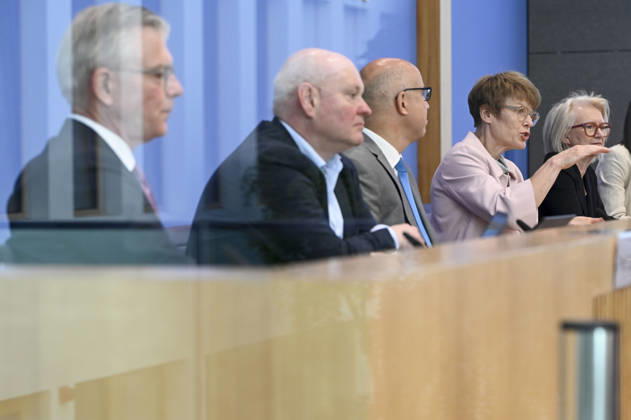 ABB BPK-GUTACHTEN - Prof. Dr. Martin Werding Prof. Dr. Achim Truger Prof. Dr. Dr. h.c. Monika Schnitzer, Vorsitzende Prof. Dr. Gabriel Felbermayr, Prof. Dr. Veronika Grimm Bericht zum Thema Vorstellung des Fruehjahrsgutachten 2026-Sachverstaendigenrat zur Begutachtung der gesamtwirtschaftlichen Entwicklung auf der BPK Bundespressekonferenz in Berlin am 27.05.2026 Berlin Deutschland