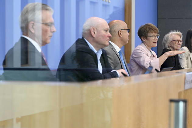 ABB BPK-GUTACHTEN - Prof. Dr. Martin Werding Prof. Dr. Achim Truger Prof. Dr. Dr. h.c. Monika Schnitzer, Vorsitzende Prof. Dr. Gabriel Felbermayr, Prof. Dr. Veronika Grimm Bericht zum Thema Vorstellung des Fruehjahrsgutachten 2026-Sachverstaendigenrat zur Begutachtung der gesamtwirtschaftlichen Entwicklung auf der BPK Bundespressekonferenz in Berlin am 27.05.2026 Berlin Deutschland