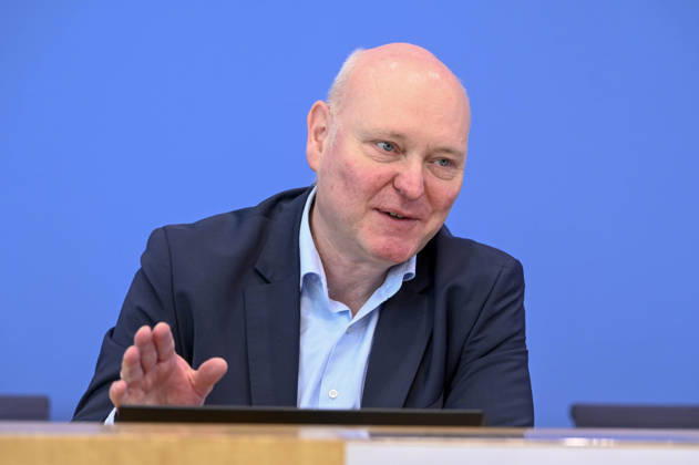 ABB BPK-GUTACHTEN - Prof. Dr. Achim Truger Bericht zum Thema Vorstellung des Fruehjahrsgutachten 2026-Sachverstaendigenrat zur Begutachtung der gesamtwirtschaftlichen Entwicklung auf der BPK Bundespressekonferenz in Berlin am 27.05.2026 Berlin Deutschland