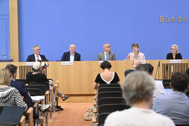 ABB BPK-GUTACHTEN - Prof. Dr. Martin Werding Prof. Dr. Achim Truger Prof. Dr. Dr. h.c. Monika Schnitzer, Vorsitzende Prof. Dr. Gabriel Felbermayr, Prof. Dr. Veronika Grimm Bericht zum Thema Vorstellung des Fruehjahrsgutachten 2026-Sachverstaendigenrat zur Begutachtung der gesamtwirtschaftlichen Entwicklung auf der BPK Bundespressekonferenz in Berlin am 27.05.2026 Berlin Deutschland