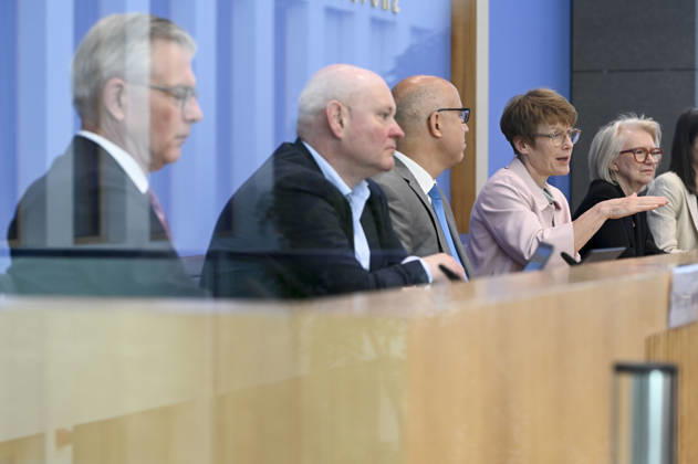 ABB BPK-GUTACHTEN - Prof. Dr. Martin Werding Prof. Dr. Achim Truger Prof. Dr. Dr. h.c. Monika Schnitzer, Vorsitzende Prof. Dr. Gabriel Felbermayr, Prof. Dr. Veronika Grimm Bericht zum Thema Vorstellung des Fruehjahrsgutachten 2026-Sachverstaendigenrat zur Begutachtung der gesamtwirtschaftlichen Entwicklung auf der BPK Bundespressekonferenz in Berlin am 27.05.2026 Berlin Deutschland