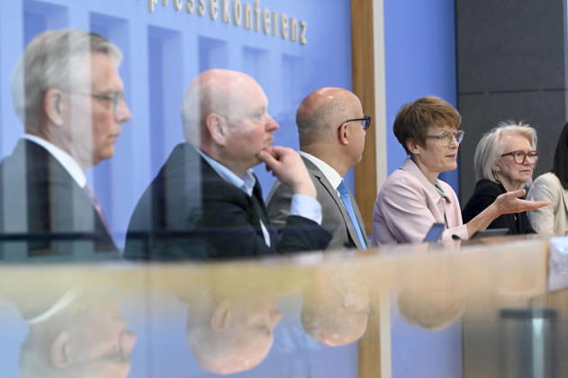 ABB BPK-GUTACHTEN - Prof. Dr. Martin Werding Prof. Dr. Achim Truger Prof. Dr. Dr. h.c. Monika Schnitzer, Vorsitzende Prof. Dr. Gabriel Felbermayr, Prof. Dr. Veronika Grimm Bericht zum Thema Vorstellung des Fruehjahrsgutachten 2026-Sachverstaendigenrat zur Begutachtung der gesamtwirtschaftlichen Entwicklung auf der BPK Bundespressekonferenz in Berlin am 27.05.2026 Berlin Deutschland