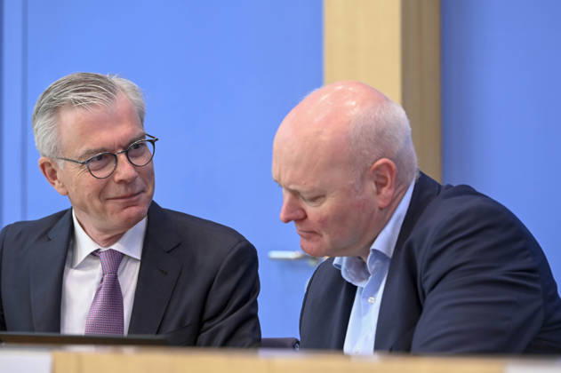 ABB BPK-GUTACHTEN - Prof. Dr. Martin Werding Prof. Dr. Achim Truger Bericht zum Thema Vorstellung des Fruehjahrsgutachten 2026-Sachverstaendigenrat zur Begutachtung der gesamtwirtschaftlichen Entwicklung auf der BPK Bundespressekonferenz in Berlin am 27.05.2026 Berlin Deutschland