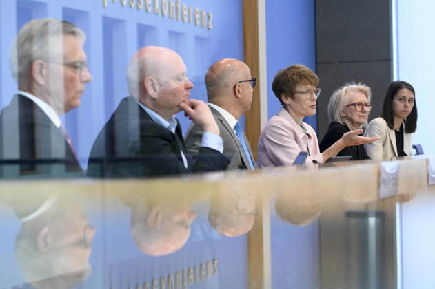 ABB BPK-GUTACHTEN - Prof. Dr. Martin Werding Prof. Dr. Achim Truger Prof. Dr. Dr. h.c. Monika Schnitzer, Vorsitzende Prof. Dr. Gabriel Felbermayr, Prof. Dr. Veronika Grimm Bericht zum Thema Vorstellung des Fruehjahrsgutachten 2026-Sachverstaendigenrat zur Begutachtung der gesamtwirtschaftlichen Entwicklung auf der BPK Bundespressekonferenz in Berlin am 27.05.2026 Berlin Deutschland