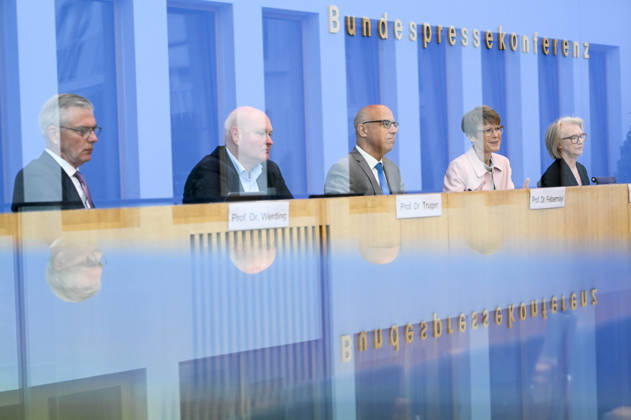 ABB BPK-GUTACHTEN - Prof. Dr. Martin Werding Prof. Dr. Achim Truger Prof. Dr. Dr. h.c. Monika Schnitzer, Vorsitzende Prof. Dr. Gabriel Felbermayr, Prof. Dr. Veronika Grimm Bericht zum Thema Vorstellung des Fruehjahrsgutachten 2026-Sachverstaendigenrat zur Begutachtung der gesamtwirtschaftlichen Entwicklung auf der BPK Bundespressekonferenz in Berlin am 27.05.2026 Berlin Deutschland