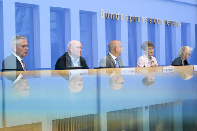 ABB BPK-GUTACHTEN - Prof. Dr. Martin Werding Prof. Dr. Achim Truger Prof. Dr. Dr. h.c. Monika Schnitzer, Vorsitzende Prof. Dr. Gabriel Felbermayr, Prof. Dr. Veronika Grimm Bericht zum Thema Vorstellung des Fruehjahrsgutachten 2026-Sachverstaendigenrat zur Begutachtung der gesamtwirtschaftlichen Entwicklung auf der BPK Bundespressekonferenz in Berlin am 27.05.2026 Berlin Deutschland