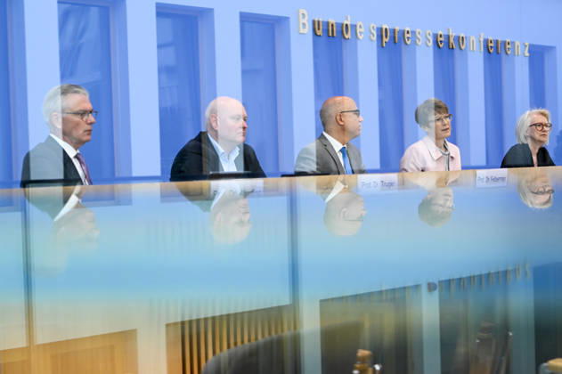 ABB BPK-GUTACHTEN - Prof. Dr. Martin Werding Prof. Dr. Achim Truger Prof. Dr. Dr. h.c. Monika Schnitzer, Vorsitzende Prof. Dr. Gabriel Felbermayr, Prof. Dr. Veronika Grimm Bericht zum Thema Vorstellung des Fruehjahrsgutachten 2026-Sachverstaendigenrat zur Begutachtung der gesamtwirtschaftlichen Entwicklung auf der BPK Bundespressekonferenz in Berlin am 27.05.2026 Berlin Deutschland
