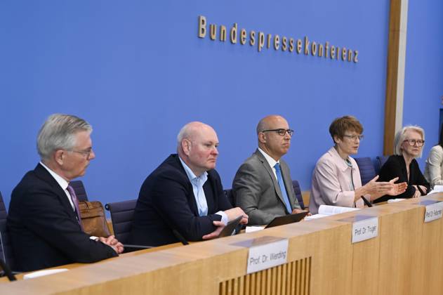 ABB BPK-GUTACHTEN - Prof. Dr. Martin Werding Prof. Dr. Achim Truger Prof. Dr. Dr. h.c. Monika Schnitzer, Vorsitzende Prof. Dr. Gabriel Felbermayr, Prof. Dr. Veronika Grimm Bericht zum Thema Vorstellung des Fruehjahrsgutachten 2026-Sachverstaendigenrat zur Begutachtung der gesamtwirtschaftlichen Entwicklung auf der BPK Bundespressekonferenz in Berlin am 27.05.2026 Berlin Deutschland