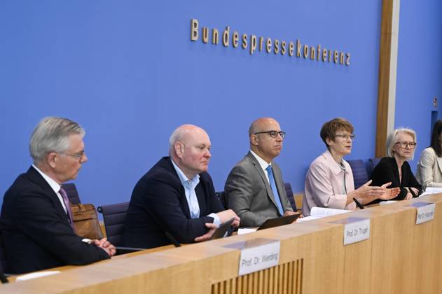 ABB BPK-GUTACHTEN - Prof. Dr. Martin Werding Prof. Dr. Achim Truger Prof. Dr. Dr. h.c. Monika Schnitzer, Vorsitzende Prof. Dr. Gabriel Felbermayr, Prof. Dr. Veronika Grimm Bericht zum Thema Vorstellung des Fruehjahrsgutachten 2026-Sachverstaendigenrat zur Begutachtung der gesamtwirtschaftlichen Entwicklung auf der BPK Bundespressekonferenz in Berlin am 27.05.2026 Berlin Deutschland