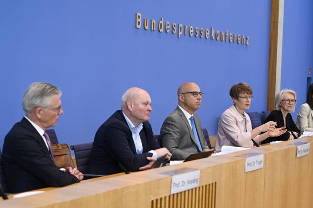 ABB BPK-GUTACHTEN - Prof. Dr. Martin Werding Prof. Dr. Achim Truger Prof. Dr. Dr. h.c. Monika Schnitzer, Vorsitzende Prof. Dr. Gabriel Felbermayr, Prof. Dr. Veronika Grimm Bericht zum Thema Vorstellung des Fruehjahrsgutachten 2026-Sachverstaendigenrat zur Begutachtung der gesamtwirtschaftlichen Entwicklung auf der BPK Bundespressekonferenz in Berlin am 27.05.2026 Berlin Deutschland