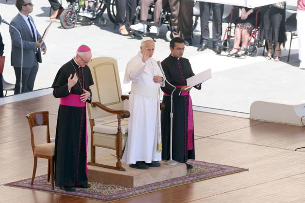 IPA85104591 - Vatican City - Italy, May 27, 2026: Pope Leo XIV presides over the Wednesday General Audience in St. Peter s Square. This morning thousands of faithful and pilgrims from around the world gathered in St. Peter s Square to participate in the Wednesday General Audience with Pope Leo XIV. It was a time of prayer, listening and communion that filled the square with hope, reflection and joy.  Copyright: xmarcoxiacobuccix xmarcoxiacobuccix 85104591