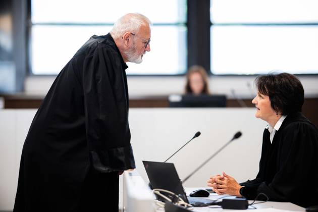 27.05.2026 - Urteilsverkündung beim Prozess gegen Daniela Klette: Der mutmaßlichen RAF-Terroristin wird versuchter Mord und die Beteiligung an bewaffneten Raubüberfällen vorgeworfen, die in einer umgebauten Reithalle vor dem Landgericht Verden (Aller) in Niedersachsen verhandelt wird. Die Staatsanwaltschaft fordert 15 Jahre Haft. Im Bild: Steffen Hörning (Anwalt der Nebenklage) mit Dr. Annette Marquardt (Staatsanwältin). ,
