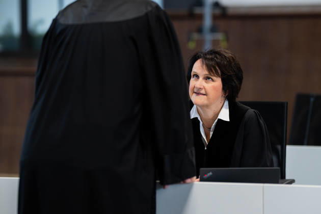 27.05.2026 - Urteilsverkündung beim Prozess gegen Daniela Klette: Der mutmaßlichen RAF-Terroristin wird versuchter Mord und die Beteiligung an bewaffneten Raubüberfällen vorgeworfen, die in einer umgebauten Reithalle vor dem Landgericht Verden (Aller) in Niedersachsen verhandelt wird. Die Staatsanwaltschaft fordert 15 Jahre Haft. Im Bild: Dr. Annette Marquardt (Staatsanwältin). ,