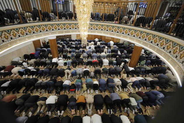Palestinian worshipers perform Eid al-Adha prayers in Hebron Palestinian worshipers perform Eid al-Adha prayers at Al-Hussein Mosque in the West Bank city of Hebron on May 27, 2026, as residents gathered from the early morning hours to mark the holiday in a spiritual atmosphere. Photo by Mamoun Wazwaz apaimages Hebron West Bank Palestinian Territory 270526_Hebron_MW_00(5) Copyright: xapaimagesxMamounxWazwazx xapaimagesx