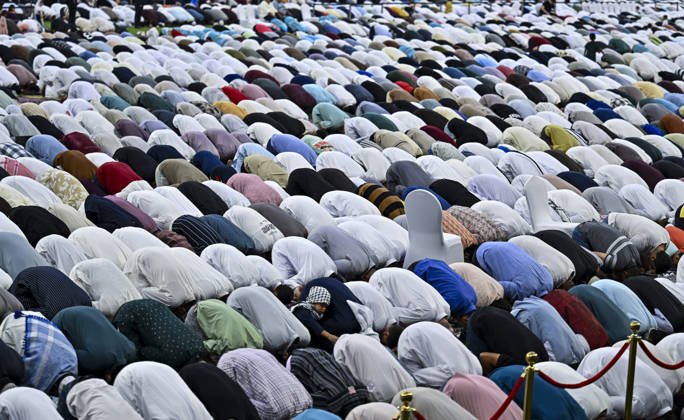Eid Al-Adha Prayer 2026 In Doha Muslim worshipers perform Eid al-Adha morning prayers at the Education City Stadium in Doha, Qatar, on May 27, 2026. Muslims around the world celebrate Eid al-Adha, which marks the end of the annual pilgrimage or hajj to the Saudi holy city of Mecca and commemorates Abraham s readiness to sacrifice his son to God Doha Qatar Copyright: xNOUSHADx