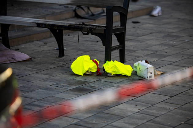 Brandanschlag auf Wohnhaus Explosion vermutet 9 Betroffene Am 27.05.2026 kam es in Groß-Umstadt – Ortsteil Richen – zu einem mutmaßlichen Brandanschlag vor einem Mehrfamilienhaus. Gegen 5 Uhr meldeten Zeugen über den Notruf einen lauten Knall sowie ein Feuer vor dem Gebäude. Durch die Flammen und die Druckwelle wurde unter anderem die Haustür des Mehrfamilienhauses beschädigt. Verletzt wurde niemand, die Feuerwehr löschte die letzten Flammen schnell. Laut Zeugenaussagen sollen zwei bislang unbekannte, als groß und schlank beschriebene Männer anschließend vom Tatort weggelaufen und mit einem Fahrzeug weggefahren sein. Die Polizei leitete umgehend Fahndungsmaßnahmen ein. Die Ermittlungen werden gemeinsam mit dem Hessischen Landeskriminalamt geführt. Groß-Umstadt Richen Hessen Deutschland