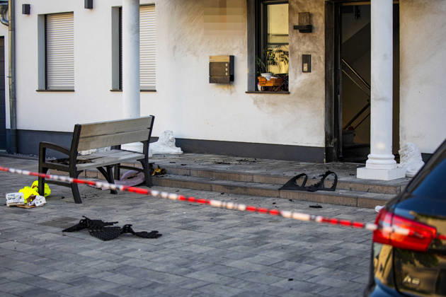 Brandanschlag auf Wohnhaus Explosion vermutet 9 Betroffene Am 27.05.2026 kam es in Groß-Umstadt – Ortsteil Richen – zu einem mutmaßlichen Brandanschlag vor einem Mehrfamilienhaus. Gegen 5 Uhr meldeten Zeugen über den Notruf einen lauten Knall sowie ein Feuer vor dem Gebäude. Durch die Flammen und die Druckwelle wurde unter anderem die Haustür des Mehrfamilienhauses beschädigt. Verletzt wurde niemand, die Feuerwehr löschte die letzten Flammen schnell. Laut Zeugenaussagen sollen zwei bislang unbekannte, als groß und schlank beschriebene Männer anschließend vom Tatort weggelaufen und mit einem Fahrzeug weggefahren sein. Die Polizei leitete umgehend Fahndungsmaßnahmen ein. Die Ermittlungen werden gemeinsam mit dem Hessischen Landeskriminalamt geführt. Groß-Umstadt Richen Hessen Deutschland
