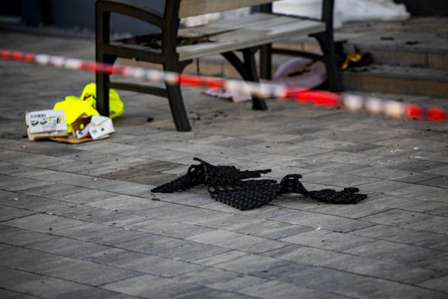 Brandanschlag auf Wohnhaus Explosion vermutet 9 Betroffene Am 27.05.2026 kam es in Groß-Umstadt – Ortsteil Richen – zu einem mutmaßlichen Brandanschlag vor einem Mehrfamilienhaus. Gegen 5 Uhr meldeten Zeugen über den Notruf einen lauten Knall sowie ein Feuer vor dem Gebäude. Durch die Flammen und die Druckwelle wurde unter anderem die Haustür des Mehrfamilienhauses beschädigt. Verletzt wurde niemand, die Feuerwehr löschte die letzten Flammen schnell. Laut Zeugenaussagen sollen zwei bislang unbekannte, als groß und schlank beschriebene Männer anschließend vom Tatort weggelaufen und mit einem Fahrzeug weggefahren sein. Die Polizei leitete umgehend Fahndungsmaßnahmen ein. Die Ermittlungen werden gemeinsam mit dem Hessischen Landeskriminalamt geführt. Groß-Umstadt Richen Hessen Deutschland