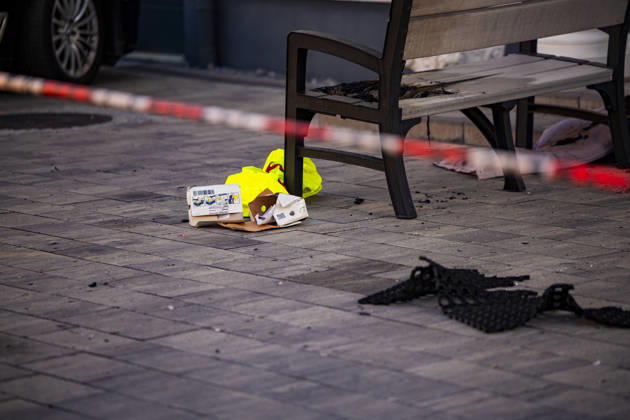 Brandanschlag auf Wohnhaus Explosion vermutet 9 Betroffene Am 27.05.2026 kam es in Groß-Umstadt – Ortsteil Richen – zu einem mutmaßlichen Brandanschlag vor einem Mehrfamilienhaus. Gegen 5 Uhr meldeten Zeugen über den Notruf einen lauten Knall sowie ein Feuer vor dem Gebäude. Durch die Flammen und die Druckwelle wurde unter anderem die Haustür des Mehrfamilienhauses beschädigt. Verletzt wurde niemand, die Feuerwehr löschte die letzten Flammen schnell. Laut Zeugenaussagen sollen zwei bislang unbekannte, als groß und schlank beschriebene Männer anschließend vom Tatort weggelaufen und mit einem Fahrzeug weggefahren sein. Die Polizei leitete umgehend Fahndungsmaßnahmen ein. Die Ermittlungen werden gemeinsam mit dem Hessischen Landeskriminalamt geführt. Groß-Umstadt Richen Hessen Deutschland
