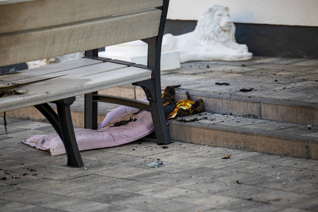 Brandanschlag auf Wohnhaus Explosion vermutet 9 Betroffene Am 27.05.2026 kam es in Groß-Umstadt – Ortsteil Richen – zu einem mutmaßlichen Brandanschlag vor einem Mehrfamilienhaus. Gegen 5 Uhr meldeten Zeugen über den Notruf einen lauten Knall sowie ein Feuer vor dem Gebäude. Durch die Flammen und die Druckwelle wurde unter anderem die Haustür des Mehrfamilienhauses beschädigt. Verletzt wurde niemand, die Feuerwehr löschte die letzten Flammen schnell. Laut Zeugenaussagen sollen zwei bislang unbekannte, als groß und schlank beschriebene Männer anschließend vom Tatort weggelaufen und mit einem Fahrzeug weggefahren sein. Die Polizei leitete umgehend Fahndungsmaßnahmen ein. Die Ermittlungen werden gemeinsam mit dem Hessischen Landeskriminalamt geführt. Groß-Umstadt Richen Hessen Deutschland