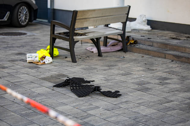 Brandanschlag auf Wohnhaus Explosion vermutet 9 Betroffene Am 27.05.2026 kam es in Groß-Umstadt – Ortsteil Richen – zu einem mutmaßlichen Brandanschlag vor einem Mehrfamilienhaus. Gegen 5 Uhr meldeten Zeugen über den Notruf einen lauten Knall sowie ein Feuer vor dem Gebäude. Durch die Flammen und die Druckwelle wurde unter anderem die Haustür des Mehrfamilienhauses beschädigt. Verletzt wurde niemand, die Feuerwehr löschte die letzten Flammen schnell. Laut Zeugenaussagen sollen zwei bislang unbekannte, als groß und schlank beschriebene Männer anschließend vom Tatort weggelaufen und mit einem Fahrzeug weggefahren sein. Die Polizei leitete umgehend Fahndungsmaßnahmen ein. Die Ermittlungen werden gemeinsam mit dem Hessischen Landeskriminalamt geführt. Groß-Umstadt Richen Hessen Deutschland