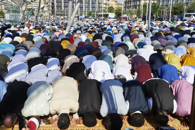 Muslim community gathers for Eid al-Adha prayer in Naples, Italy NAPLES, ITALY - MAY 27: Members of the Muslim community gather to perform the Eid al-Adha (Feast of the Sacrifice) morning prayer in Naples, Italy, on May 27, 2026. Eliano Imperato Anadolu Naples Italy. Editorial use only. Please get in touch for any other usage.  Copyright: x2026xAnadoluxElianoxImperatox