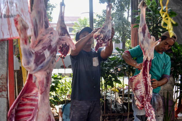 May 27, 2026, Bandung, West Java, Indonesia: Muslims prepare meat during Eid al-Adha celebrations in Bandung, Indonesia. Muslims around the world celebrate Eid al-Adha, to commemorate the Prophet Abraham s willingness to sacrifice his son as a sign of his obedience to Allah, where they sacrifice halal animals - generally goats, sheep and cows. Bandung Indonesia - ZUMAr272 20260527_zip_r272_033 Copyright: xDimasxRachmatsyahx