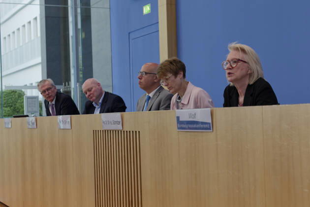 Wirtschaftsweise stellen Frühjahrsgutachten vor 2026-05-27 Deutschland, Berlin Bundespressekonferenz: Der Sachverständigenrat zur Begutachtung der gesamtwirtschaftlichen Entwicklung präsentiert sein Frühjahrsgutachten 2026. Im Bild v.l.: Prof. Dr. Martin Werding, Prof. Dr. Achim Truger, Prof. Dr. Gabriel Felbermayr, Ph.D., Prof. Dr. Veronika Grimm, Prof. Dr. Monika Schnitzer, Vorsitzende.