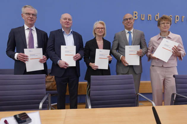 Wirtschaftsweise stellen Frühjahrsgutachten vor 2026-05-27 Deutschland, Berlin Bundespressekonferenz: Der Sachverständigenrat zur Begutachtung der gesamtwirtschaftlichen Entwicklung präsentiert sein Frühjahrsgutachten 2026. Im Bild v.l.: Prof. Dr. Martin Werding, Prof. Dr. Achim Truger, Prof. Dr. Monika Schnitzer, Vorsitzende, Prof. Dr. Gabriel Felbermayr, Ph.D., Prof. Dr. Veronika Grimm..