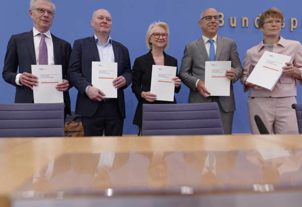 Wirtschaftsweise stellen Frühjahrsgutachten vor 2026-05-27 Deutschland, Berlin Bundespressekonferenz: Der Sachverständigenrat zur Begutachtung der gesamtwirtschaftlichen Entwicklung präsentiert sein Frühjahrsgutachten 2026. Im Bild v.l.: Prof. Dr. Martin Werding, Prof. Dr. Achim Truger, Prof. Dr. Monika Schnitzer, Vorsitzende, Prof. Dr. Gabriel Felbermayr, Ph.D., Prof. Dr. Veronika Grimm..