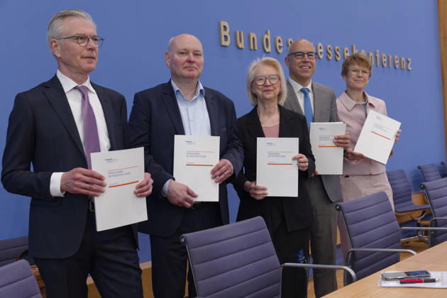 Wirtschaftsweise stellen Frühjahrsgutachten vor 2026-05-27 Deutschland, Berlin Bundespressekonferenz: Der Sachverständigenrat zur Begutachtung der gesamtwirtschaftlichen Entwicklung präsentiert sein Frühjahrsgutachten 2026. Im Bild v.l.: Prof. Dr. Martin Werding, Prof. Dr. Achim Truger, Prof. Dr. Monika Schnitzer, Vorsitzende, Prof. Dr. Gabriel Felbermayr, Ph.D., Prof. Dr. Veronika Grimm..