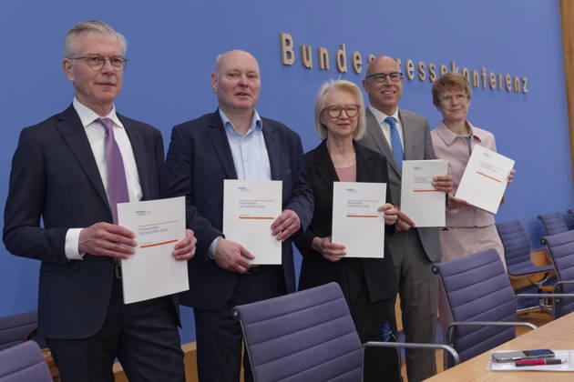 Wirtschaftsweise stellen Frühjahrsgutachten vor 2026-05-27 Deutschland, Berlin Bundespressekonferenz: Der Sachverständigenrat zur Begutachtung der gesamtwirtschaftlichen Entwicklung präsentiert sein Frühjahrsgutachten 2026. Im Bild v.l.: Prof. Dr. Martin Werding, Prof. Dr. Achim Truger, Prof. Dr. Monika Schnitzer, Vorsitzende, Prof. Dr. Gabriel Felbermayr, Ph.D., Prof. Dr. Veronika Grimm..