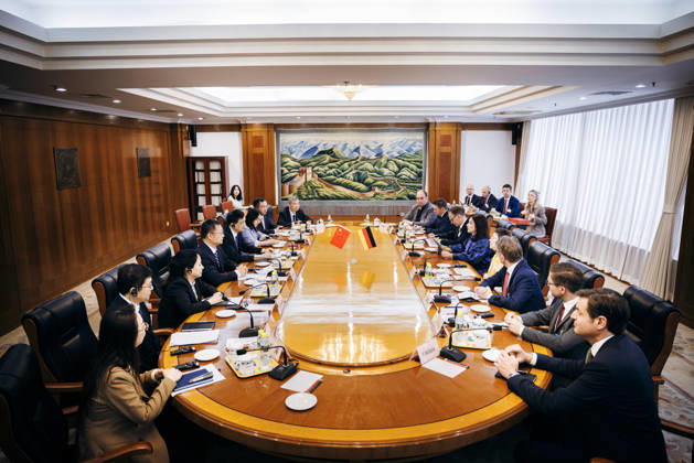 Katherina Reiche (CDU), Bundesministerin fuer Wirtschaft und Energie trifft den Vizeminister ZHOU Haibing zu einem Gespraech in Peking, 27.05.2026. Fotografiert im Auftrag des Bundesministerium fuer Wirtschaft und Energie (BMWE) Peking China Copyright: xFelixxZahn BMWEx