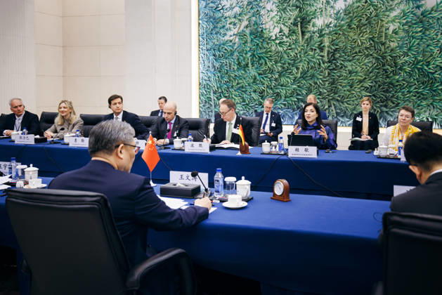 Katherina Reiche (CDU), Bundesministerin fuer Wirtschaft und Energie trifft WANG Wentao, Handelsminister Chinas zu einem Gespraech in Peking, 27.05.2026. Fotografiert im Auftrag des Bundesministerium fuer Wirtschaft und Energie (BMWE) Peking China Copyright: xFelixxZahn BMWEx