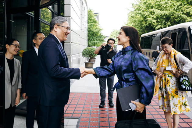 Katherina Reiche (CDU), Bundesministerin fuer Wirtschaft und Energie trifft WANG Wentao, Handelsminister Chinas zu einem Gespraech in Peking, 27.05.2026. Fotografiert im Auftrag des Bundesministerium fuer Wirtschaft und Energie (BMWE) Peking China Copyright: xFelixxZahn BMWEx