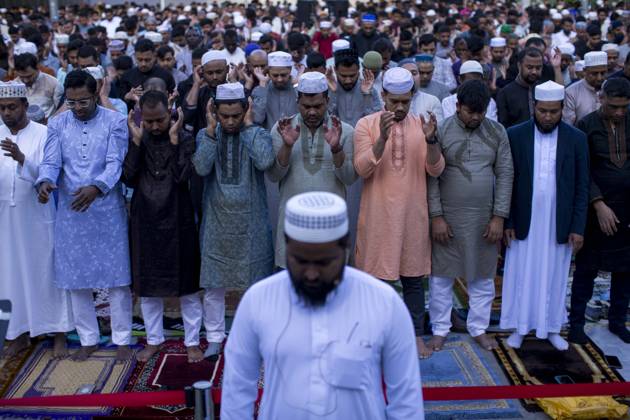 May 27, 2026, Madrid, Madrid, Spain: A group of Muslims of various nationalities pray during the celebration of the Feast of the Sacrifice, Eid al-Adha, in the Casino de la Reina park in the Lavapio s neighborhood. Eid al-Adha is a festival that symbolizes devotion and gratitude to God. Madrid Spain  - ZUMAs296 20260527_znp_s296_002 Copyright: xLuisxSotox