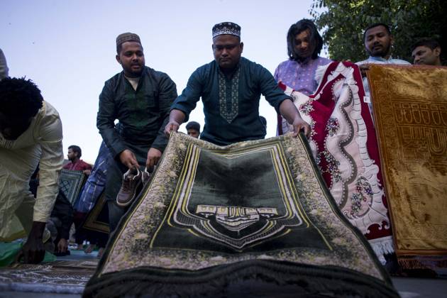 May 27, 2026, Madrid, Madrid, Spain: A group of Muslims of various nationalities pray during the celebration of the Feast of the Sacrifice, Eid al-Adha, in the Casino de la Reina park in the Lavapio s neighborhood. Eid al-Adha is a festival that symbolizes devotion and gratitude to God. Madrid Spain  - ZUMAs296 20260527_znp_s296_003 Copyright: xLuisxSotox