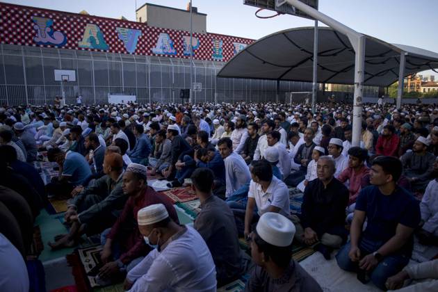 May 27, 2026, Madrid, Madrid, Spain: A group of Muslims of various nationalities pray during the celebration of the Feast of the Sacrifice, Eid al-Adha, in the Casino de la Reina park in the Lavapio s neighborhood. Eid al-Adha is a festival that symbolizes devotion and gratitude to God. Madrid Spain  - ZUMAs296 20260527_znp_s296_004 Copyright: xLuisxSotox