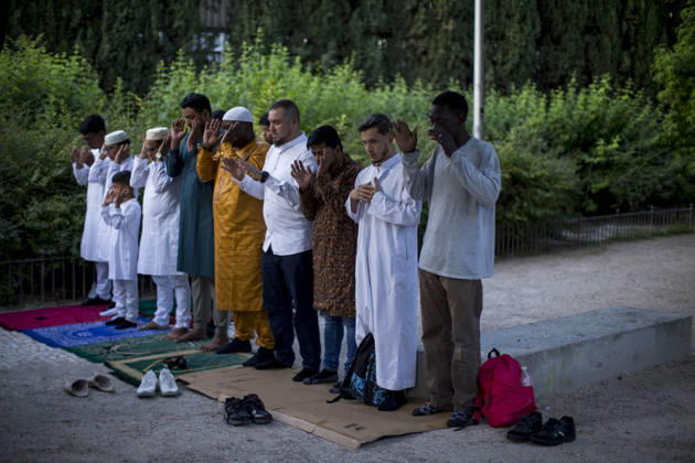 May 27, 2026, Madrid, Madrid, Spain: A group of Muslims of various nationalities pray during the celebration of the Feast of the Sacrifice, Eid al-Adha, in the Casino de la Reina park in the Lavapio s neighborhood. Eid al-Adha is a festival that symbolizes devotion and gratitude to God. Madrid Spain - ZUMAs296 20260527_znp_s296_001 Copyright: xLuisxSotox
