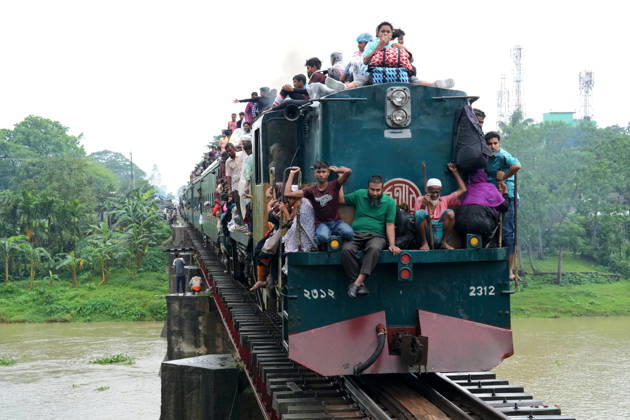 May 27, 2026, Joydevpu, Gazipur, Bangladesh: Ahead of Eid al-Adha, thousands of people are traveling from Joydebpur in Gazipur, Bangladesh, to their village homes by riding on the roofs of overcrowded trains, risking their lives. A large number of the passengers are low-income garment workers who choose this dangerous journey because of the affordable fare. Joydevpu Bangladesh  - ZUMAk174 20260527_zip_k174_004 Copyright: xSyedxMahabubulxKaderx