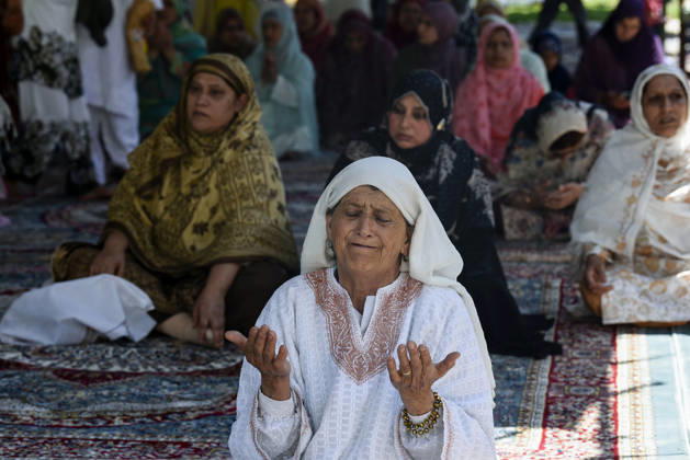Eid al-Adha festival at Hazratbal Shrine in Srinagar Srinagar, May 27 (ANI): A Muslim devotee offers prayers (Namaz) on the occasion of Eid al-Adha at Hazratbal Shrine, in Srinagar on Wednesday. Srinagar Jammu & Kashmir India Copyright: xANIx ANI_20260527019